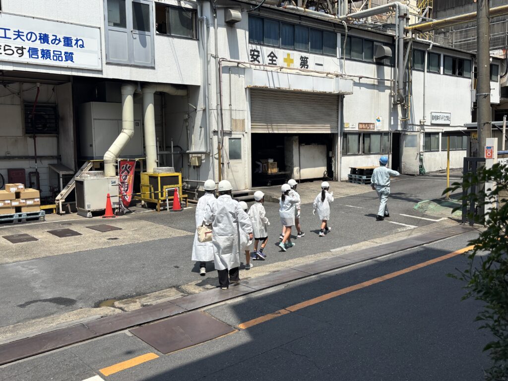 大久保製壜所の工場見学に来た第三吾嬬小学校の生徒さんたち