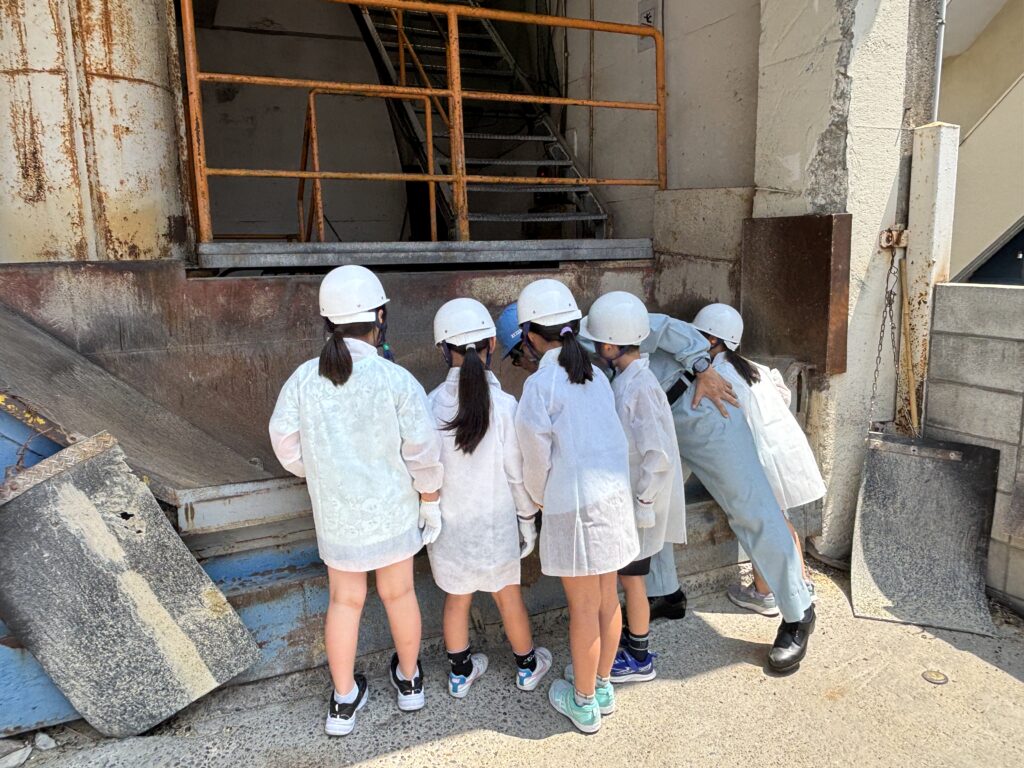 大久保製壜所の工場見学に来た第三吾嬬小学校の生徒の皆さん