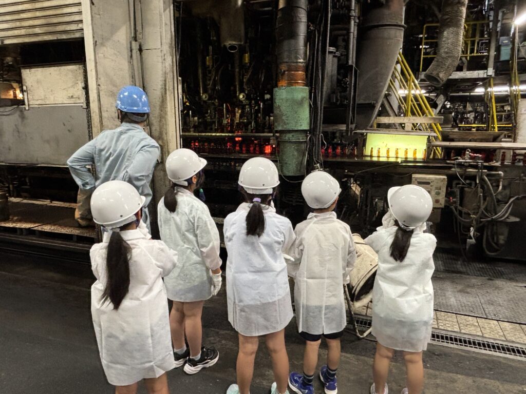 大久保製壜所の工場見学に来た第三吾嬬小学校の生徒の皆さん