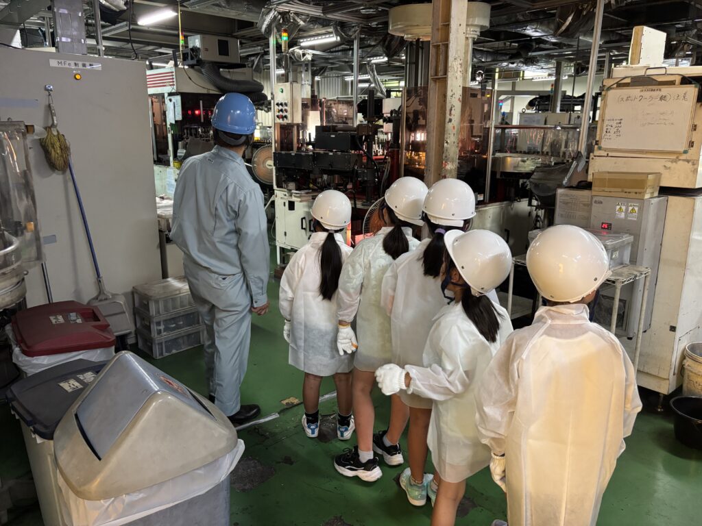 大久保製壜所の工場見学に来た第三吾嬬小学校の生徒の皆さん