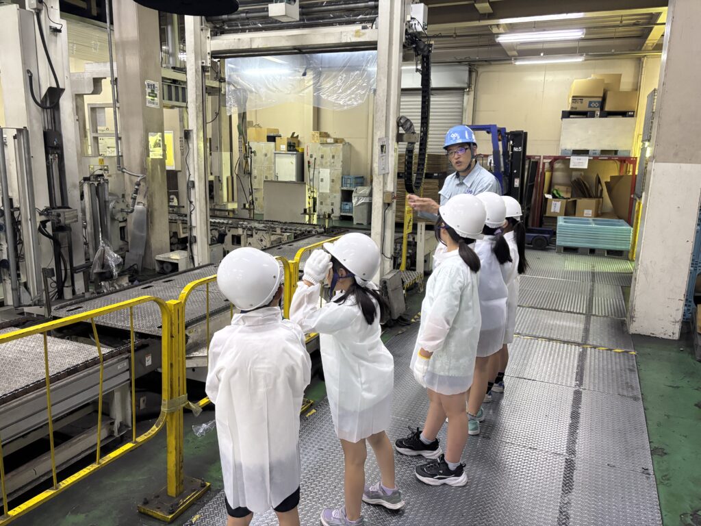 大久保製壜所の工場見学に来た第三吾嬬小学校の生徒の皆さん