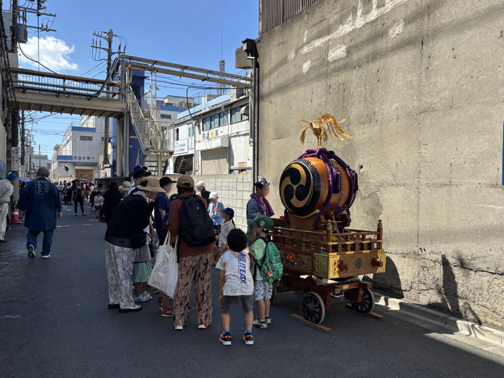 令和7年大久保製壜所にて休憩中の小村井香取神社例大祭山車