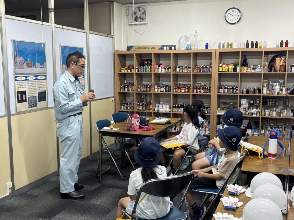大久保製壜所を見学に来た墨田区立第三吾嬬小学校の生徒たち